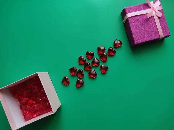 Turkuaz arka planda büyük beyaz bir plaka üzerinde turuncu parlak sarı dilimler. 