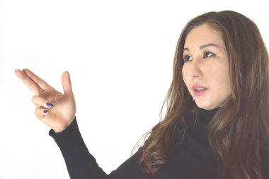 Genç ve güzel Asyalı kadın, uzun düz kahverengi saçlı, elini uzattı ve izole edilmiş beyaz arka plana baktı.
