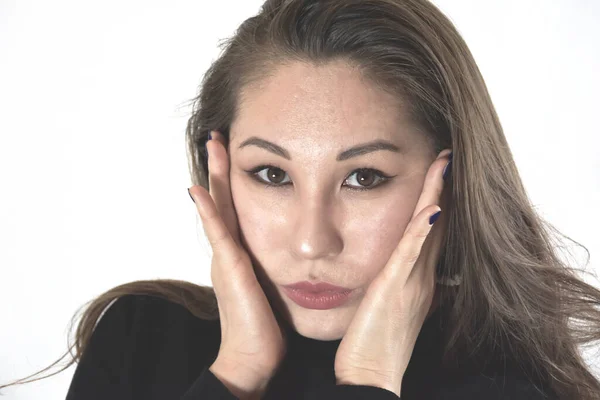 Porträtt Ung Vacker Asiatisk Kvinna Med Lång Rak Mörkbrun Hår — Stockfoto