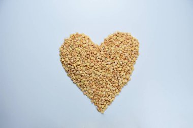 Birçok küçük sarı bezelyenin üst görünümü soyut arkaplan