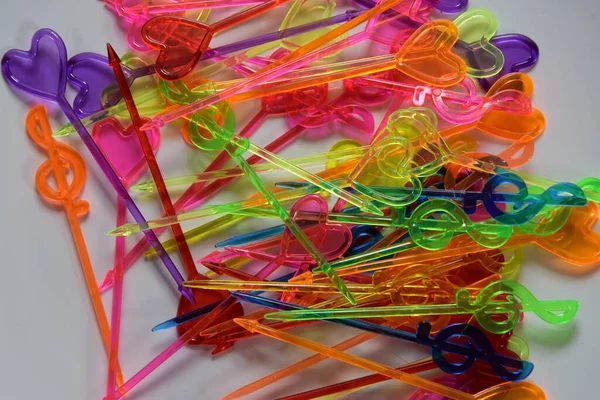 Üst çerçeve, üzerinde biblolar olan tek kullanımlık plastik çubuklarla dolu.