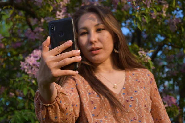 Delikatny Ostrość Zdekoncentrowany Młoda Azjatka Sukienka Podejmowania Selfie Kwitnącym Ogrodzie — Zdjęcie stockowe