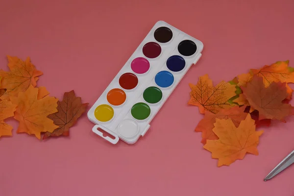 Sarının yanına çizim yapmak için canlı suluboya seçici odak