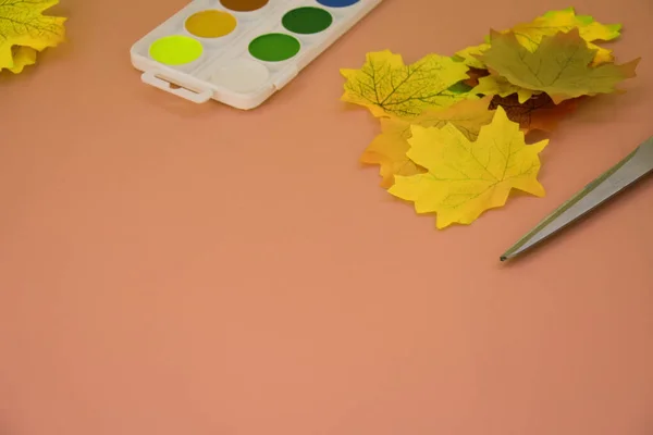 Selective Focus Vibrant Yellow Leaves Watercolor Scissors Pink Background — Stock Photo, Image