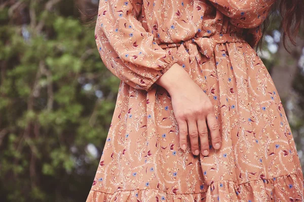 Sonbaharda parkta giyinmiş tanınmayan genç bir bayan.