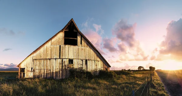 Sonnenuntergang in einer verlassenen Scheune, Farbbild — Stockfoto