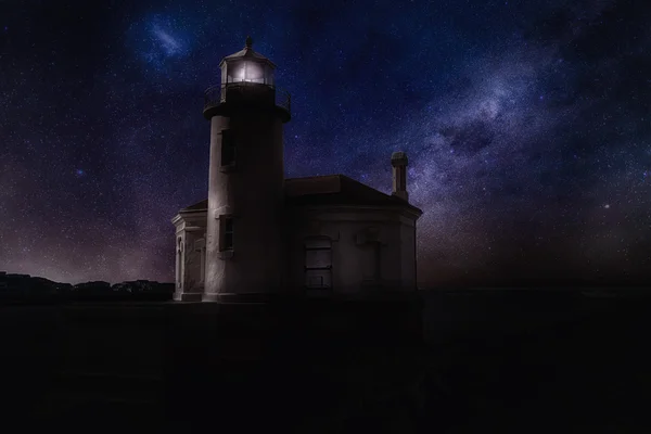 Leuchtturm unter den Sternen — Stockfoto