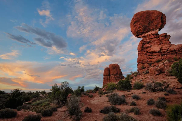 Tramonto Colorato Splende Balanced Rock Arches National Park Utah Usa — Foto Stock