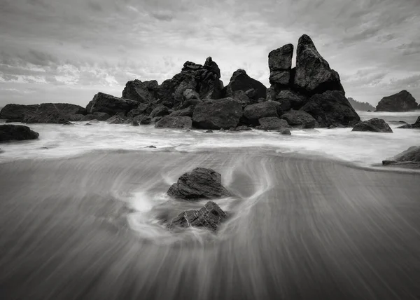 Západ slunce na skalnaté pláži, pobřeží severní Kalifornie, černé a bílé — Stock fotografie