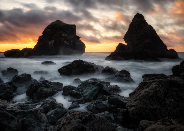 Coucher de soleil sur une plage rocheuse, côte nord de la Californie — Photo