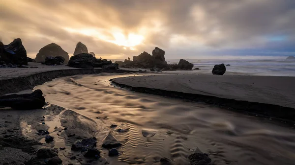 Ηλιοβασίλεμα σε μια βραχώδη παραλία, βόρεια ακτή της Καλιφόρνια — Φωτογραφία Αρχείου