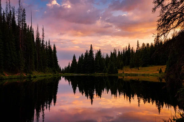 Lago Irene ao pôr do sol, Parque Nacional da Montanha Rochosa Fotografias De Stock Royalty-Free