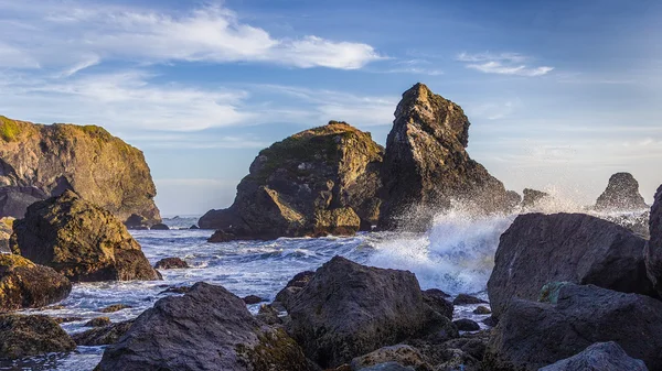 Vagues s'écrasant sur une côte rocheuse — Photo