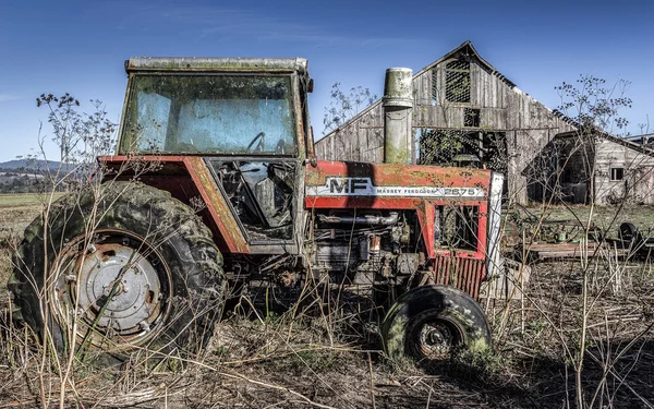 Tractor y viejo granero —  Fotos de Stock