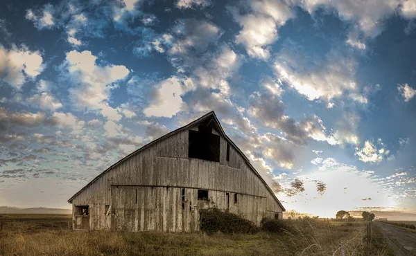 Verlaten schuur, panoramisch kleurenafbeelding — Stockfoto