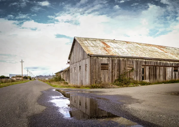 Reflections of an Old Barn — Stock Photo, Image