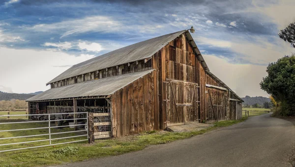 Stará stodola, panoramatické barevný obraz — Stock fotografie