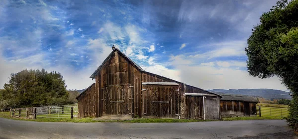 Stará stodola, panoramatické barevný obraz — Stock fotografie