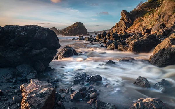 Tichomořské pobřeží při západu slunce — Stock fotografie