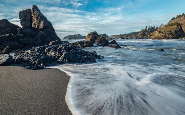 Costas rocosas del Pacífico al atardecer — Foto de Stock