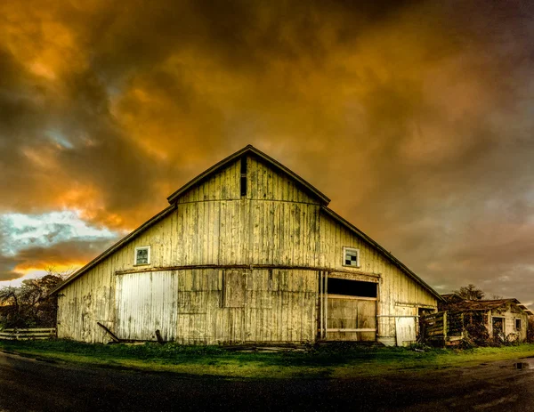 Old Barn, Gambar Warna Panorama — Stok Foto