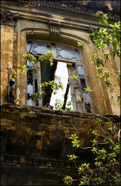 Eski Havana, Küba 'da solgun zafer, çatısız malikane penceresi