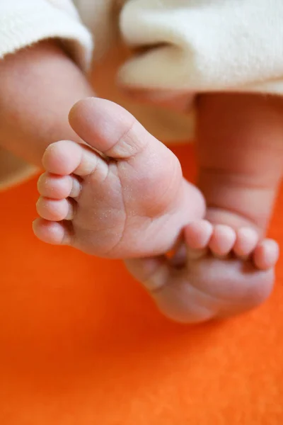 Primer Plano Los Pies Del Bebé Recién Nacido — Foto de Stock