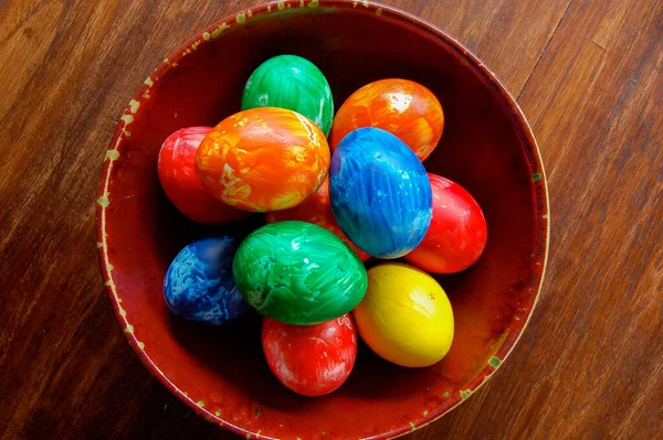 五彩缤纷的复活节彩蛋放在红碗里 — 图库照片