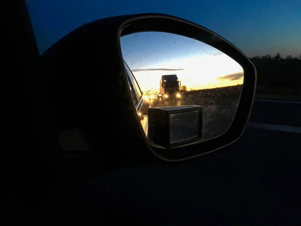 Arabanın aynasından görünen trafik.