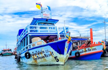 Koh Samet, Tayland limanında tekneler