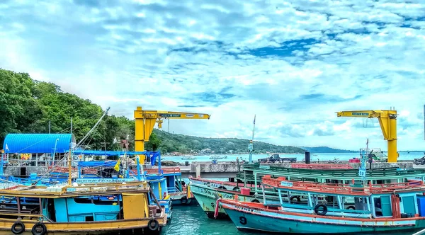 Koh Samet, Tayland limanında tekneler