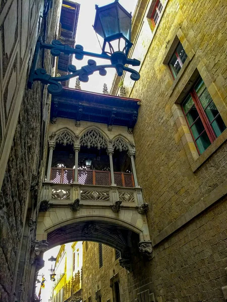 Barcelona, İspanya 'nın Gotik Mahallesi' ndeki Ortaçağ Caddesi.