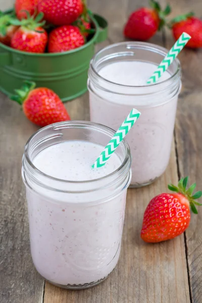 Smoothie saudável com morango, banana e iogurte em jarra de vidro — Fotografia de Stock