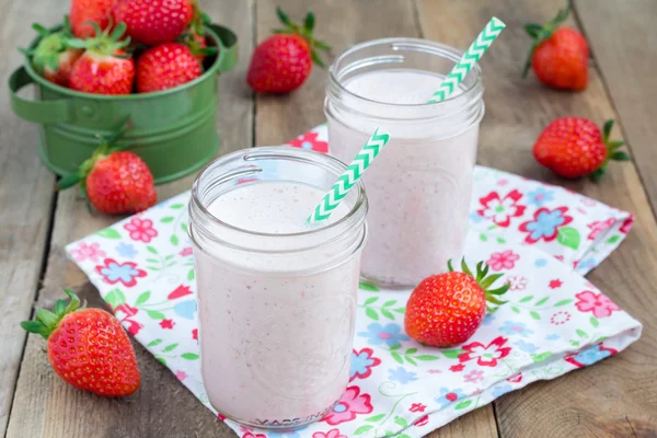 Hälsosam smoothie med jordgubbar, banan och yoghurt i glasburk — Stockfoto