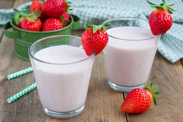 Hälsosam smoothie med jordgubbar, banan och yoghurt i glas — Stockfoto