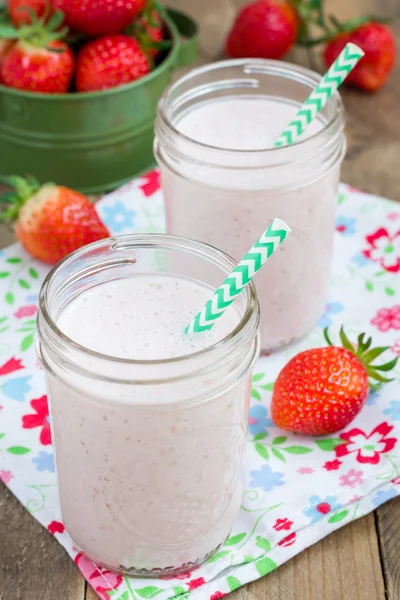 Smoothie saudável com morango, banana e iogurte em jarra de vidro — Fotografia de Stock