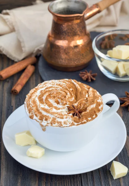 Sıcak beyaz çikolata, krema ve tarçın ile dekore edilmiş — Stok fotoğraf