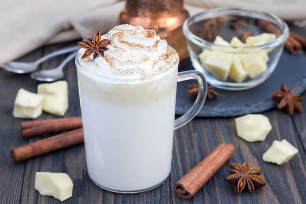 Chocolate blanco caliente, decorado con crema batida y canela . —  Fotos de Stock