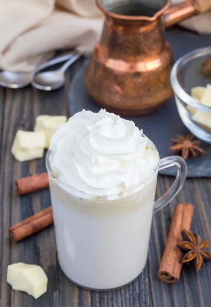 Chocolate blanco caliente, decorado con crema batida y canela . —  Fotos de Stock