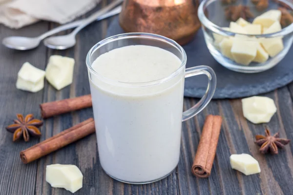 Chocolate blanco caliente, decorado con crema batida y canela . —  Fotos de Stock