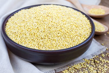 Organik darı kabuğu çıkarılmış tane bir seramik kase, sağlıklı beslenme için kavramı 