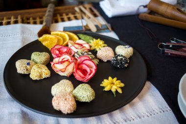 Bir siyah plaka, çay töreni tablo, seçici odak Kore tatlılar