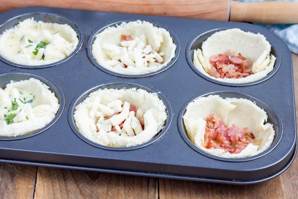 Processo de fazer mini quiche com bacon, usando pão torrado em vez de massa — Fotografia de Stock