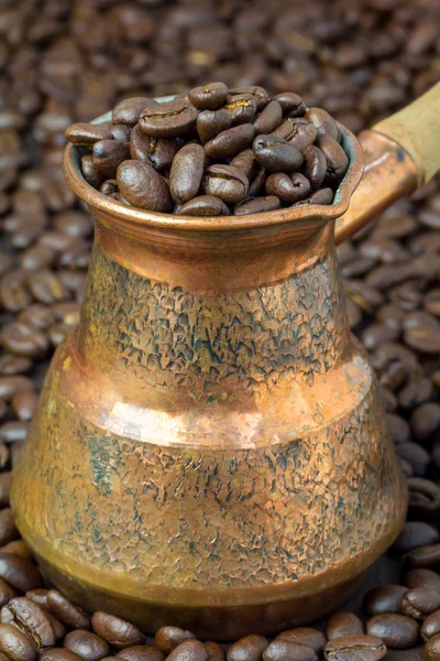 Fragantes granos de café en cobre cezve, de cerca — Foto de Stock
