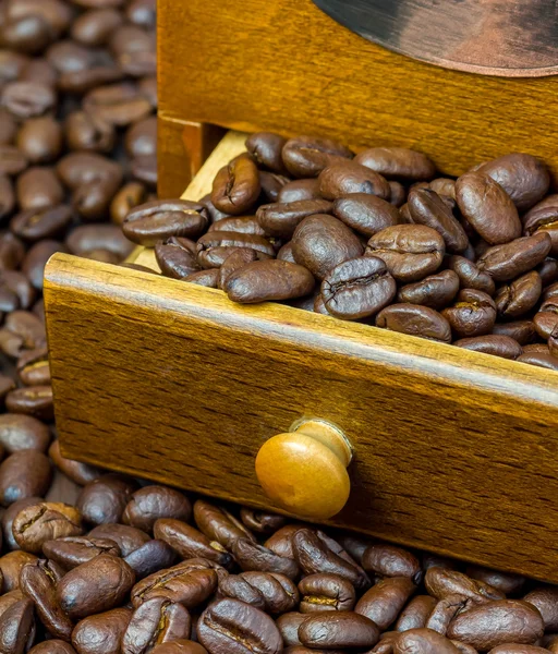 Granos de café fragantes en molinillo de café, de cerca — Foto de Stock