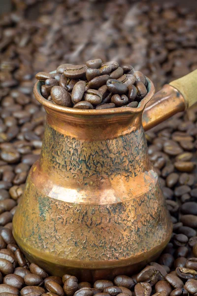 Granos de café con humo en cezve de cobre, de cerca — Foto de Stock