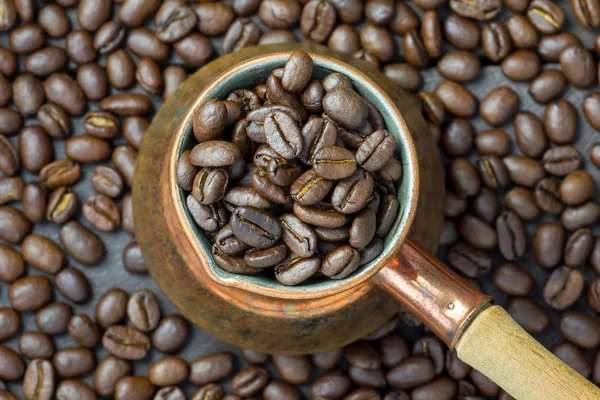 Fragantes granos de café en cezve de cobre, vista superior, primer plano — Foto de Stock