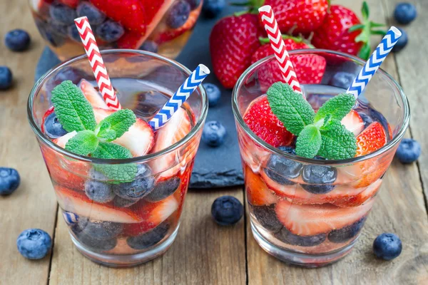 Refreshing cocktail with strawberry and blueberry — Stock Photo, Image