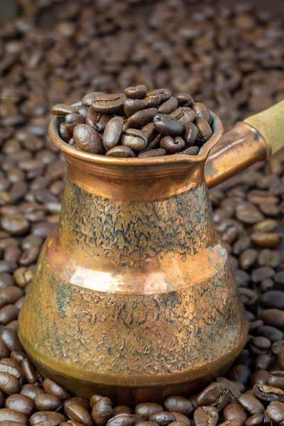 Granos de café en cobre cezve, de cerca — Foto de Stock