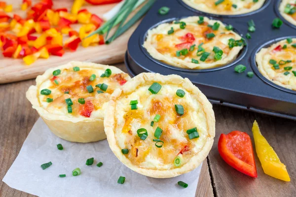 Mini quiche com frango e pimentão — Fotografia de Stock